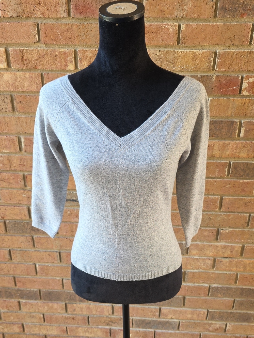 NWT Laundry By Shelli Segal Cashmere V-Neck Sweater Size M Gray